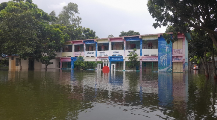 সিরাজগঞ্জে ৭৮ বিদ্যালয়ে
বানের পানি, পাঠদান বন্ধ